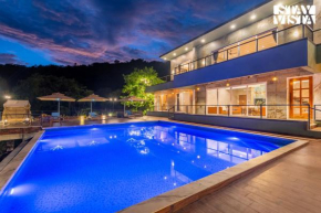 StayVista at La Belleza with Infinity Pool & Lake View Alfresco Dining